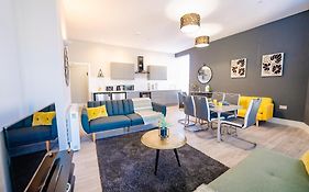Luxury Spacious 2-Bed & High Ceiling